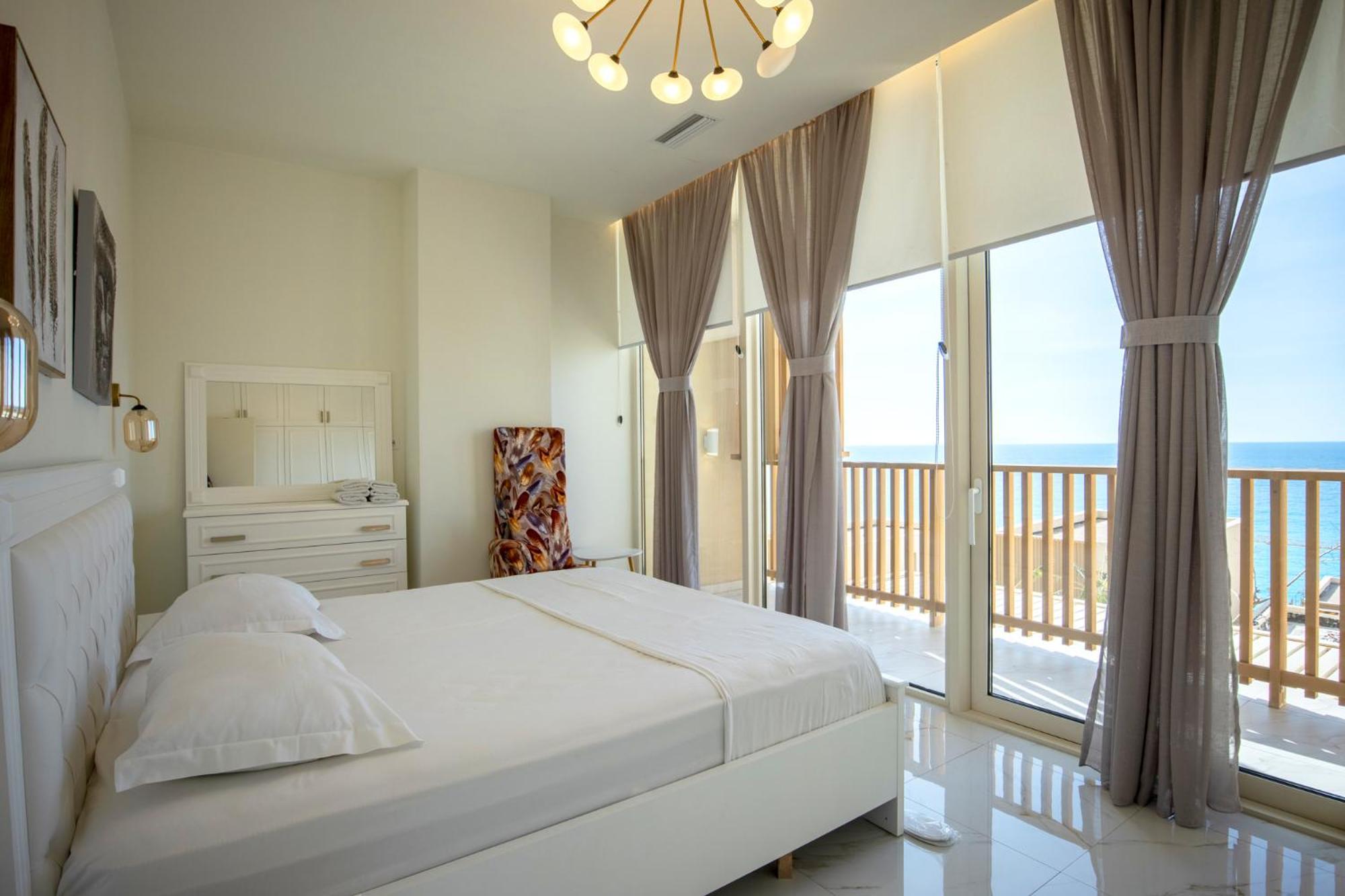 Green Coast Hotel Paljasa Екстериор снимка